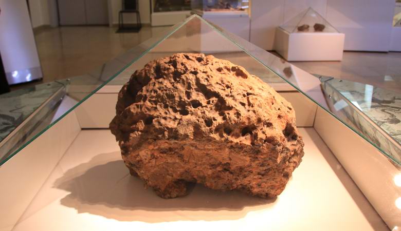 Il frammento del meteorite di Chelyabinsk conservato nel museo era considerato pericoloso