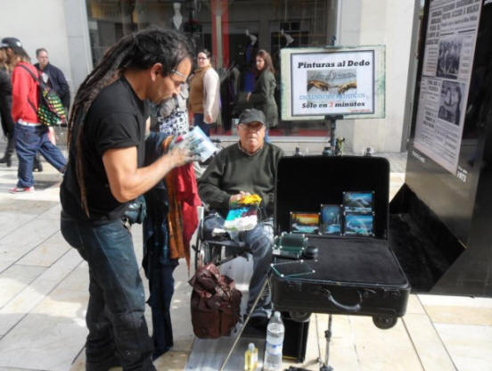 Artista che dipinge con le dita