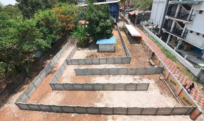 L'indiano ha costruito un labirinto attorno al bar per aggirare la legge.