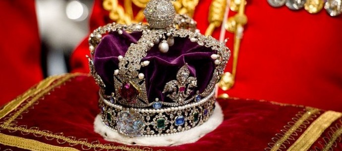 Gli indiani chiedono alla regina britannica parte della sua corona