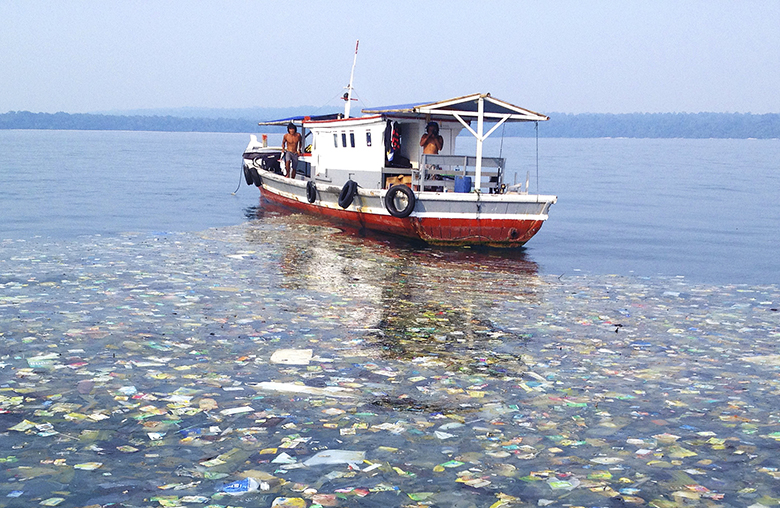 I pescatori indiani trasformano la plastica oceanica in grandi strade