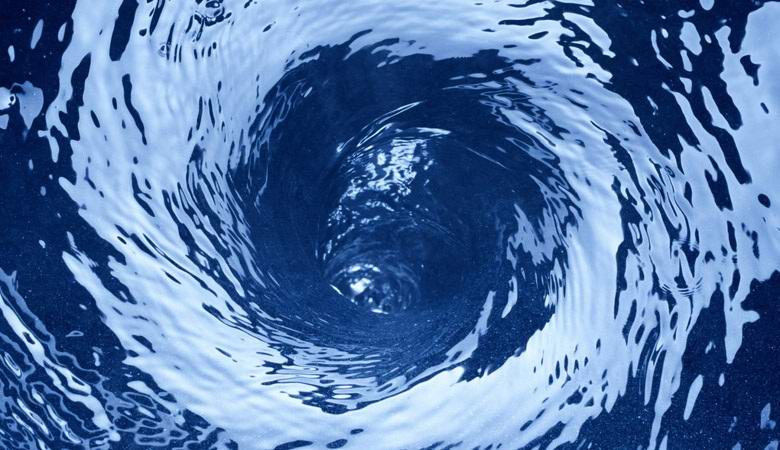 Il fiume indonesiano trapelò improvvisamente nell'imbuto