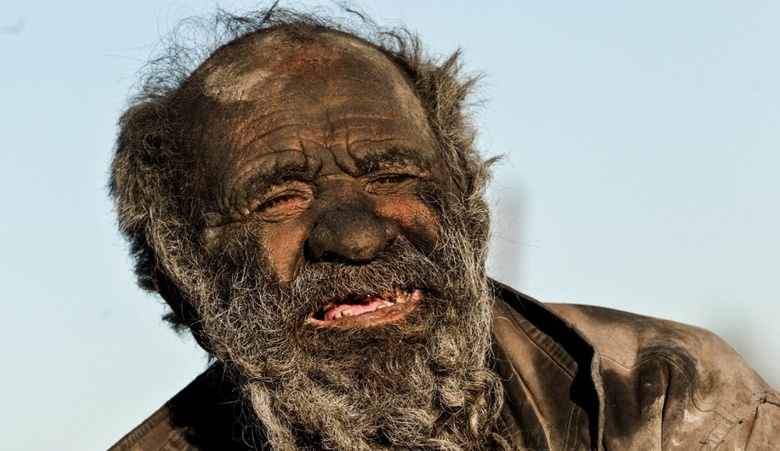 Il vagabondo iraniano non è stato lavato per 60 anni