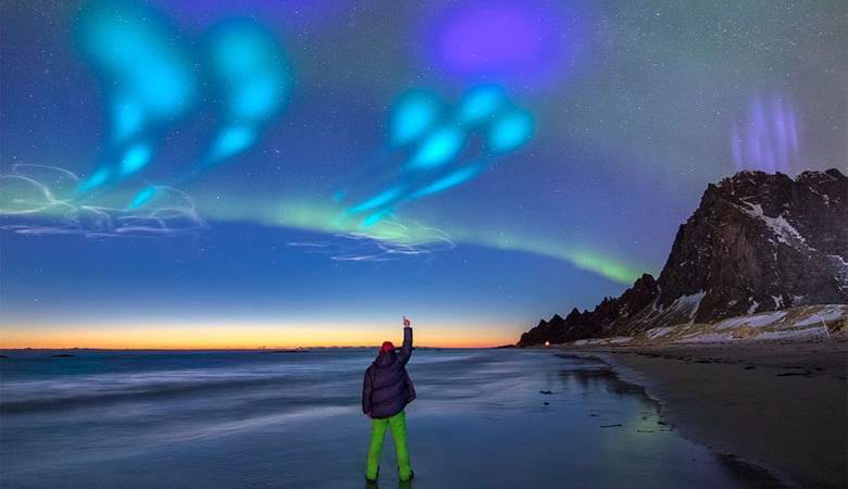 Aurora boreale artificiale illuminata su Norvegia e Svezia