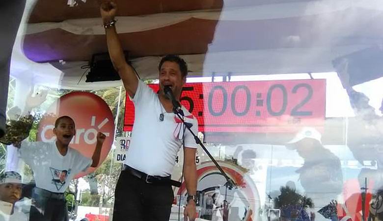 L'esecutore ha cantato canzoni per cento ore, ma non ha mai stabilito un record