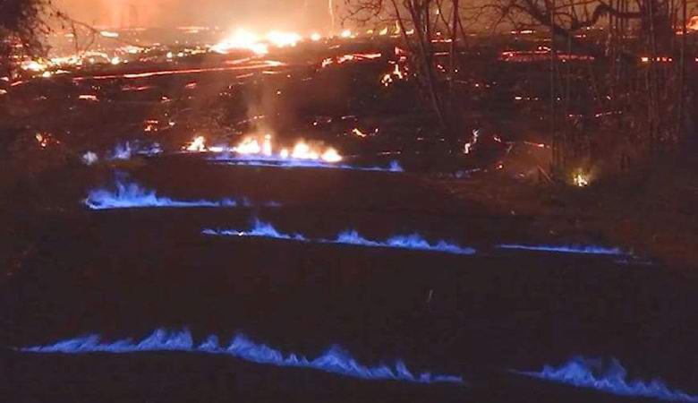 Un misterioso fuoco blu esplode da terra alle Hawaii