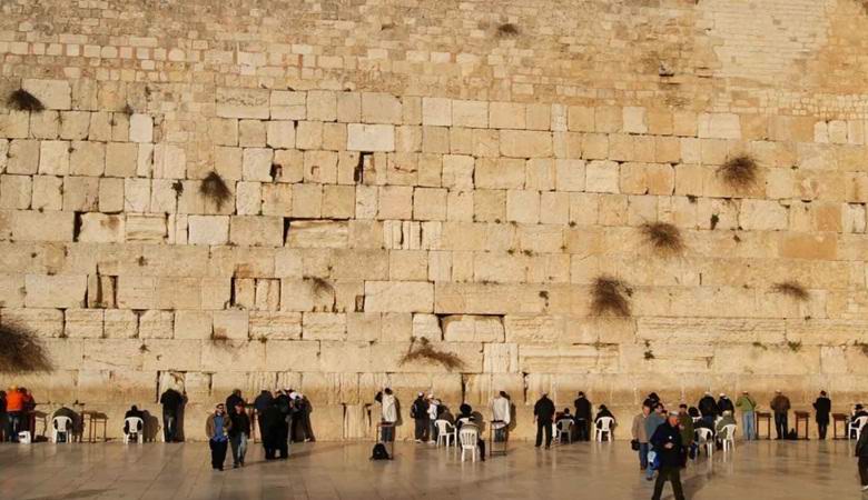 Una pietra enorme improvvisamente volò fuori dal muro occidentale del lamento