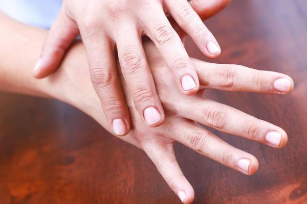 Prurito alla mano destra Prurito alla mano destra