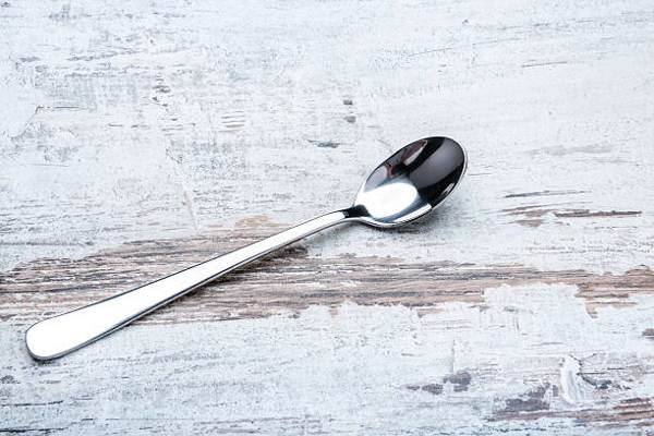 il cucchiaio cadde a terra presagio 