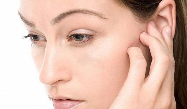 Perché i ragazzi e le ragazze hanno prurito all'orecchio sinistro o destro 