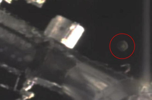 Un grande UFO sferico è volato sull'ISS