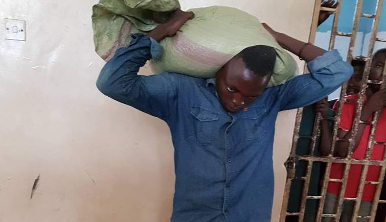 Un sacco di mais rubato misticamente da un uomo