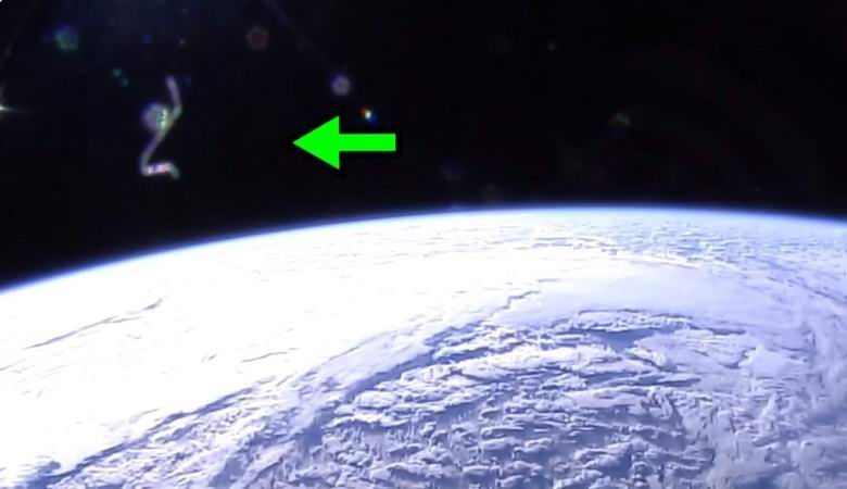 La telecamera ISS ha catturato sette UFO contemporaneamente