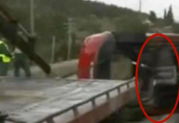 La telecamera ha catturato il fantasma del defunto in un incidente d'auto?