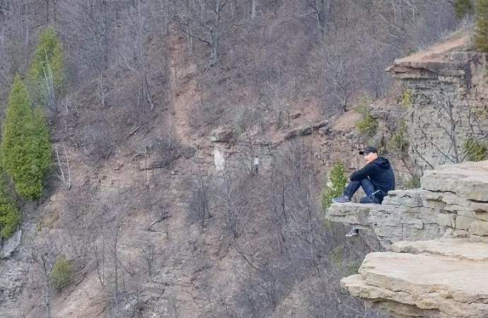 Il Canada ha fotografato un fantasma di un suicidio su una roccia