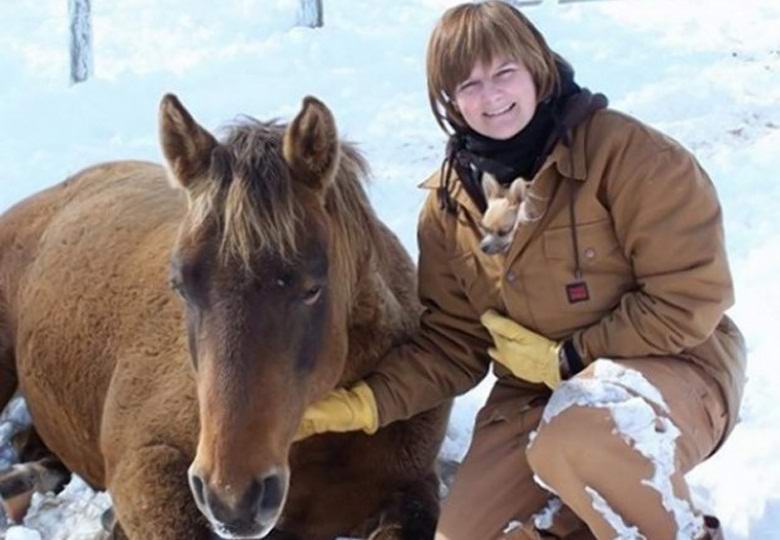 Un canadese è caduto da cavallo e ha parlato con un accento ancestrale.