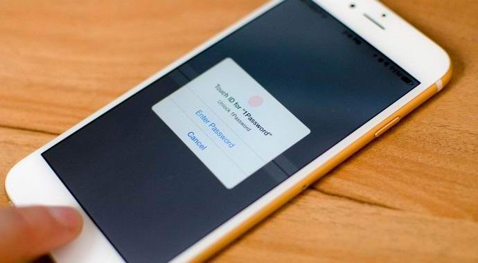 Il candidato presidenziale americano ha promesso di rompere uno smartphone o di mangiare il suo stivale