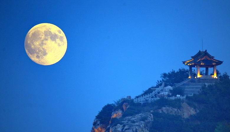 La Cina sta creando una luna artificiale progettata per sostituire l'illuminazione stradale