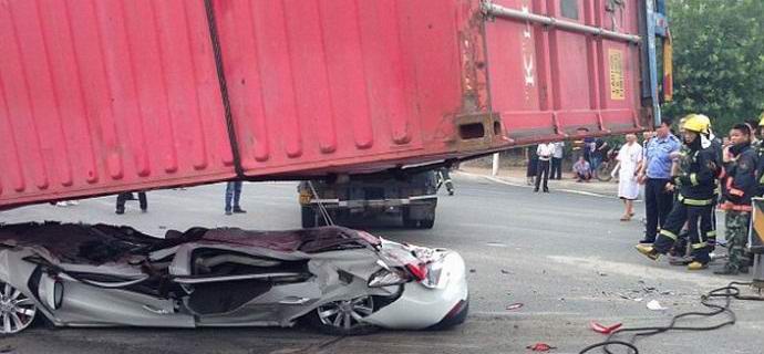 I cinesi sono sopravvissuti dopo che la loro macchina è stata schiacciata in una torta