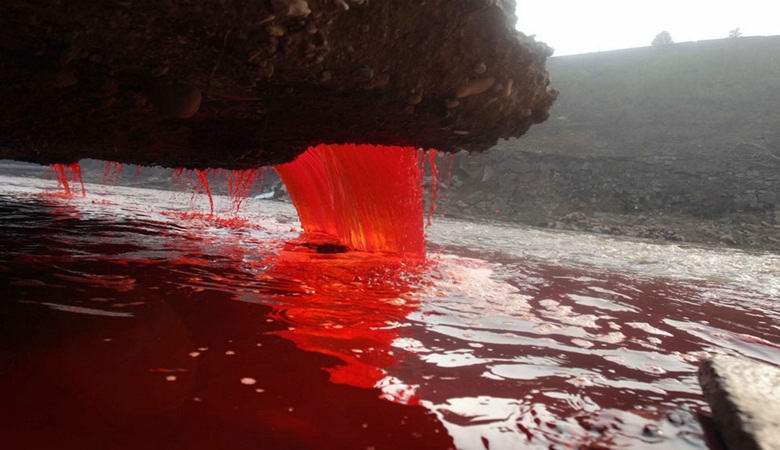 Il torrente cinese ha assunto un colore rosso sangue brillante