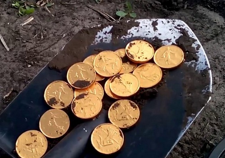 Un tesoro di monete d'oro scoperto in Georgia durante un funerale