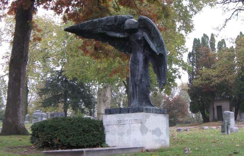 La statua del cimitero dell'Angelo Nero, il cui tocco può uccidere