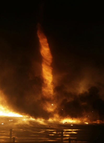 Fantastico: la foto di un tornado di fuoco ha fatto esplodere Internet