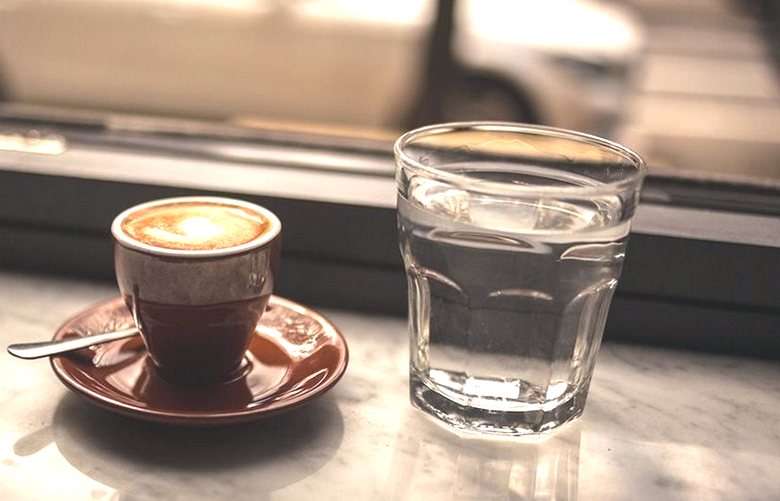 Si consiglia di bere caffè con acqua pulita