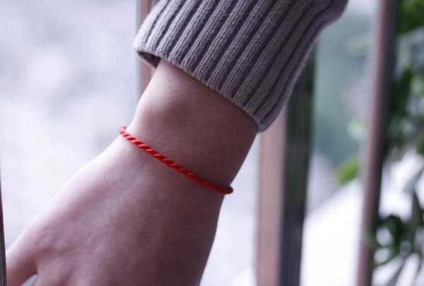 Su quale mano è corretto indossare un filo rosso 