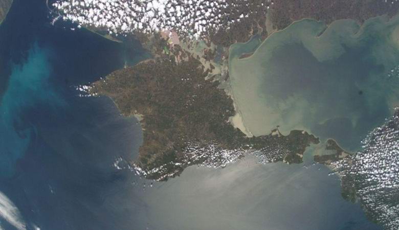 La Crimea naviga lentamente ma senza sosta verso la Russia continentale