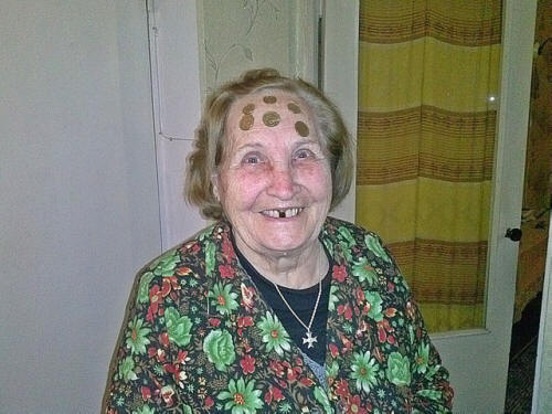 La nonna miracolosa della Crimea attira ferri, cucchiai e doma i fantasmi