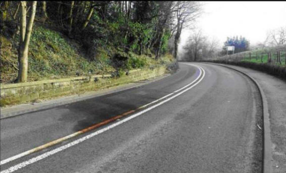 Una macchia di sangue è apparsa su una strada nello Staffordshire, nel Regno Unito.