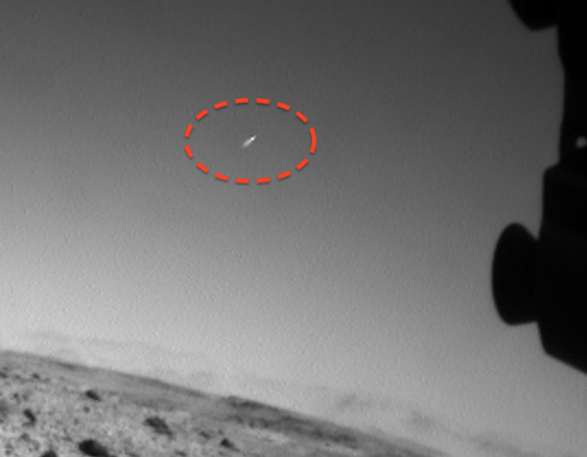 UFO girato nel cielo marziano da un robot