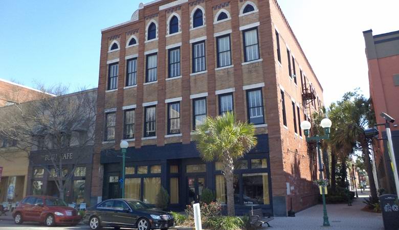 Chi e perché ha murato mille denti umani nel muro