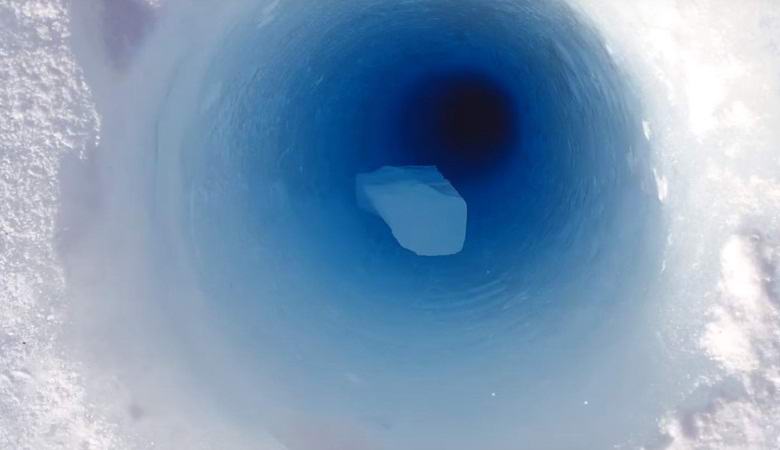 Un pezzo di ghiaccio gettato nel pozzo antartico emette un suono molto strano.