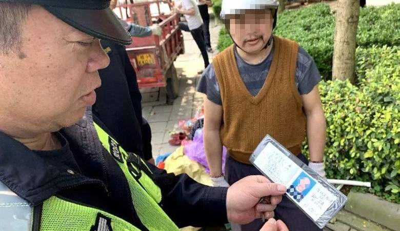 Un pigro cinese cavalcava una moto con diritti disegnati a mano