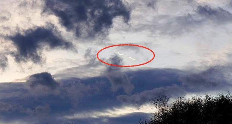 Un UFO a forma di nastro avvistato in Inghilterra