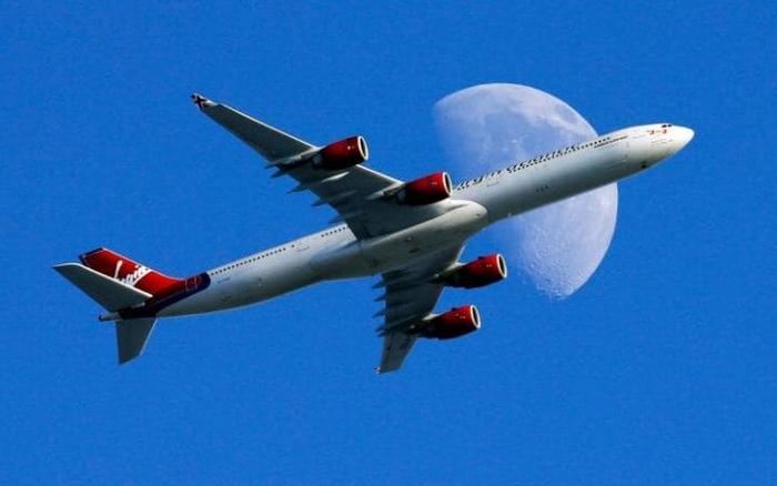 Aerei fatti di materiale che è più leggero di una piuma