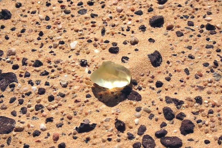 Vetro libico - un misterioso minerale del deserto