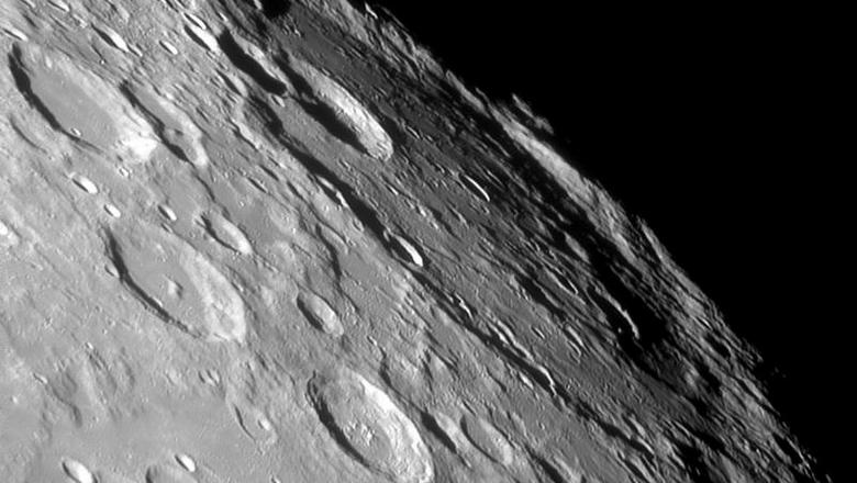 La luna continua a lanciare indovinelli agli ufologi