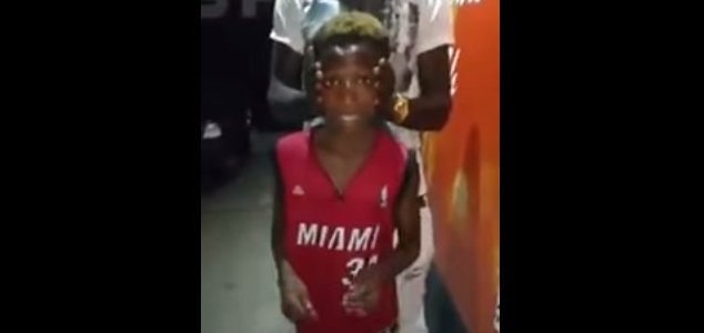 Il ragazzo sa come girare la testa di 180 gradi