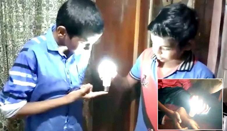 Il ragazzo accende le lampade a LED con un tocco della sua mano