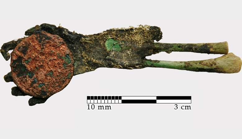 Una piccola mano verde con una moneta ha sorpreso gli archeologi