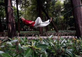 Un maestro di kung fu può dormire mentre giace su una corda.