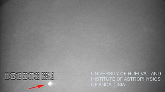 Flash durante una caduta di meteoriti nel mare di nuvole sulla luna l'11 settembre 2013