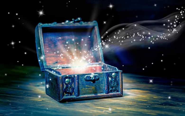 Una cartolina mistica che distorce irriconoscibilmente i volti umani