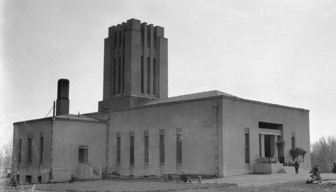 Bussare mistico dalla fornace del crematorio