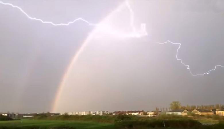 Un fulmine colpisce un arcobaleno, poi cade un misterioso oggetto oscuro