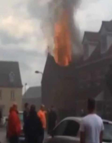 Il fulmine ha colpito una casa più e più volte e le ha dato fuoco alla fine.