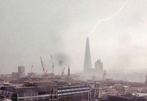 Il fulmine ha colpito il grattacielo più alto d'Europa